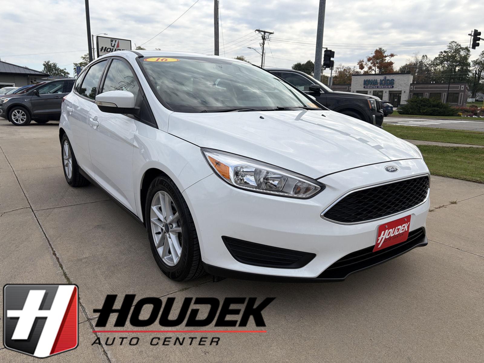 Oxford White 2016 Ford Focus Hatchback Front-Wheel Drive 5-Speed Manual