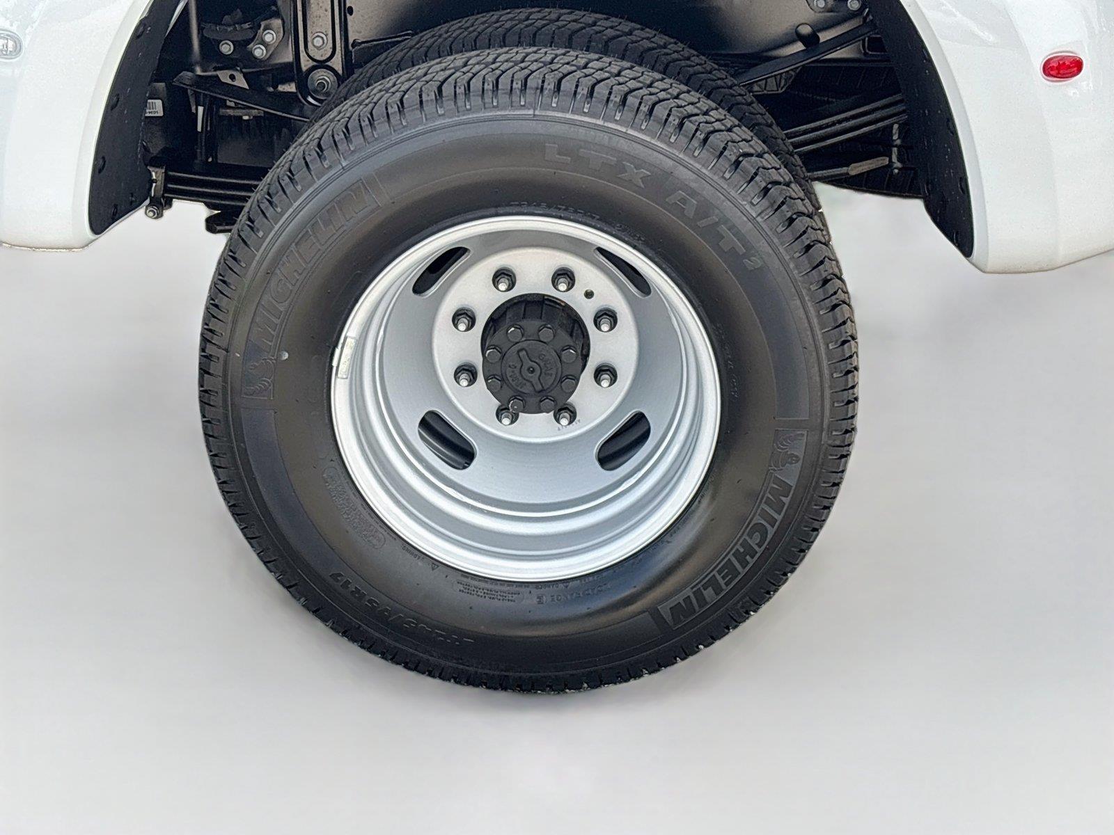 2027 Ford Super Duty F-350 DRW XL