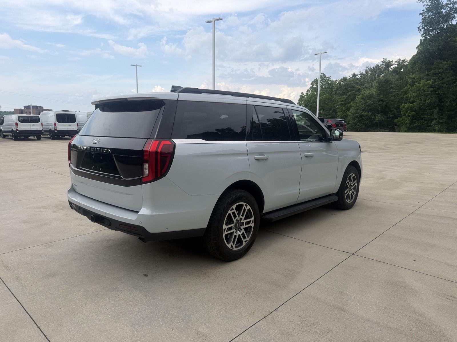 2025 Space Silver Ford Expedition Active 4X4 SUV