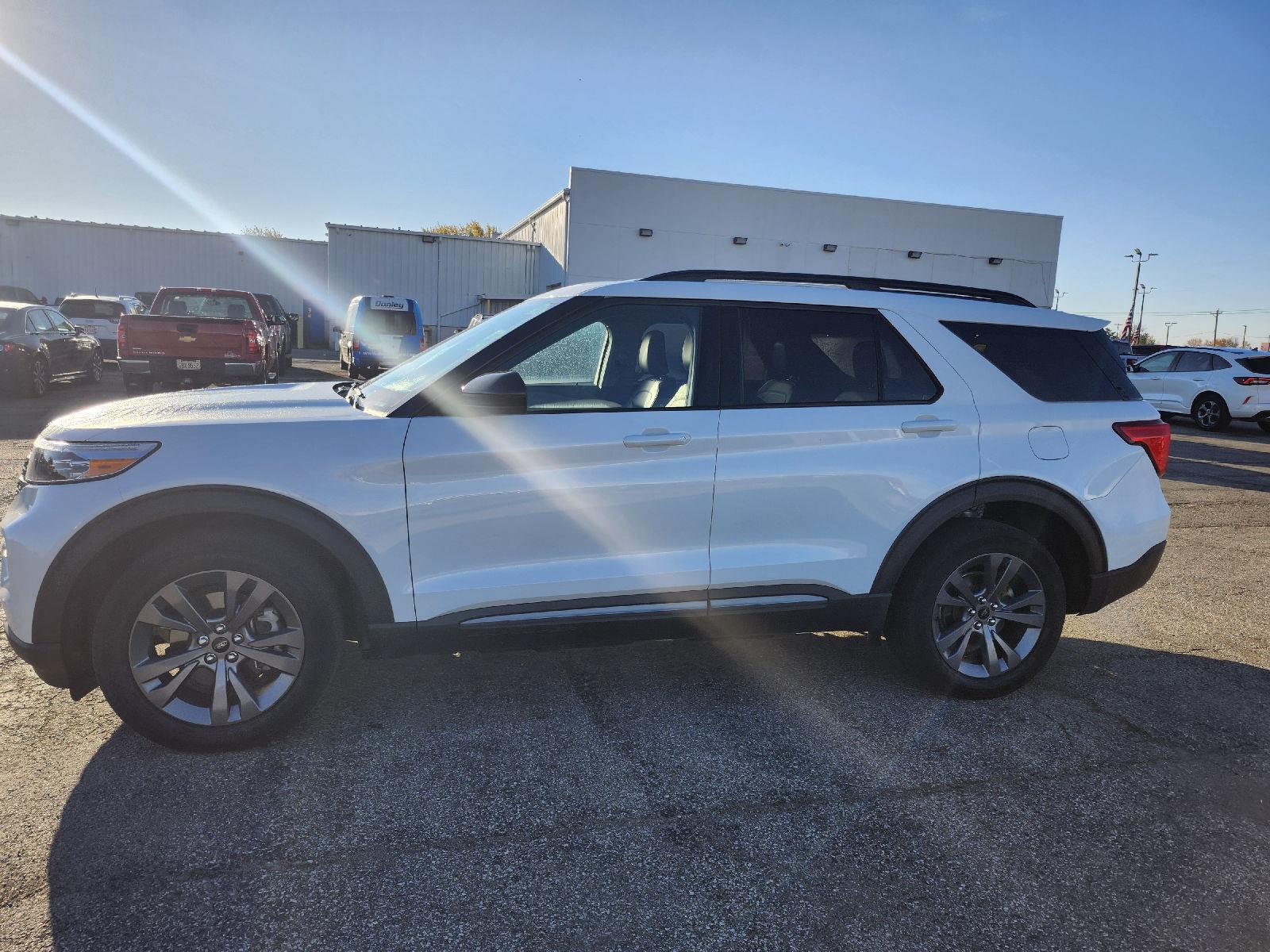 2023 Star White Metallic Tri-Coat Ford Explorer XLT 4X4 SUV