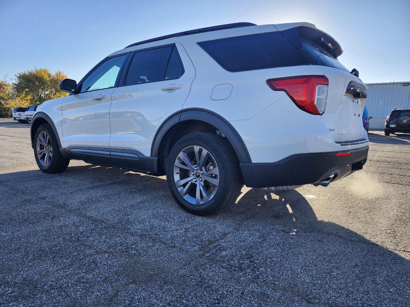 2023 Star White Metallic Tri-Coat Ford Explorer XLT 4X4 SUV