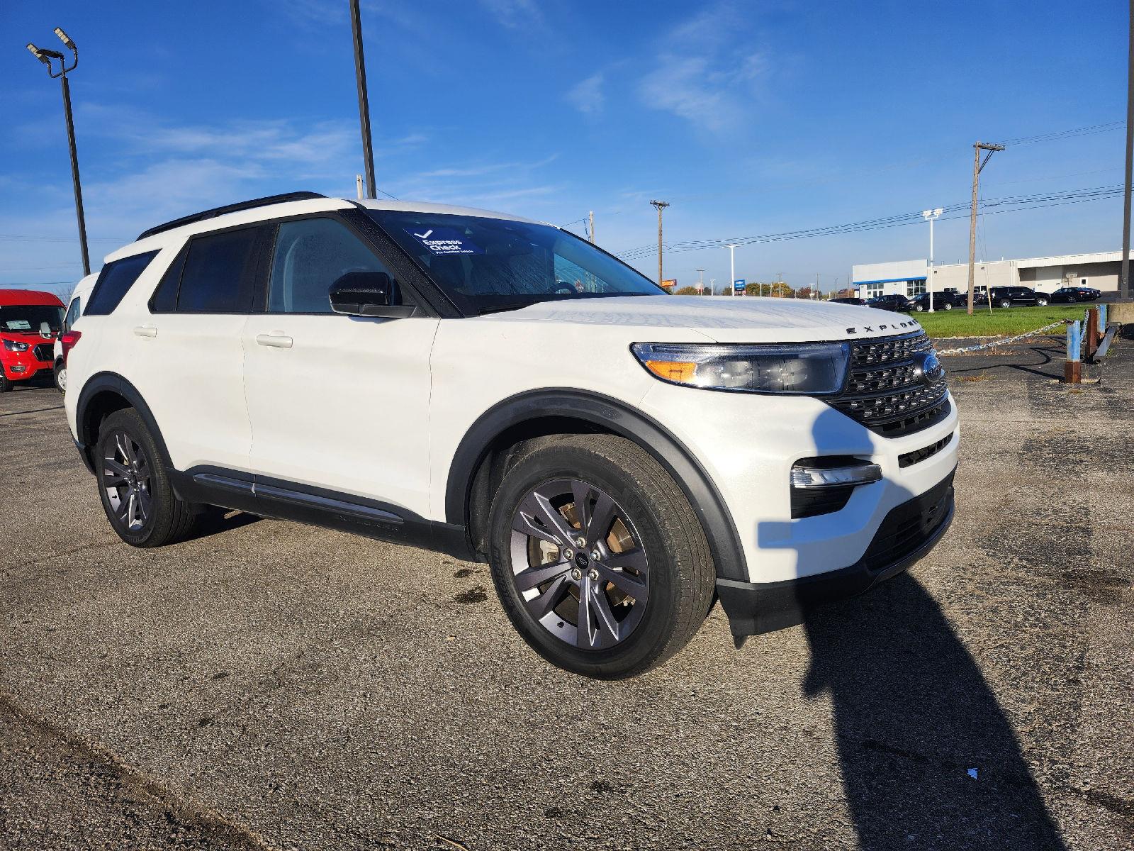 2023 Star White Metallic Tri-Coat Ford Explorer XLT 4X4 SUV