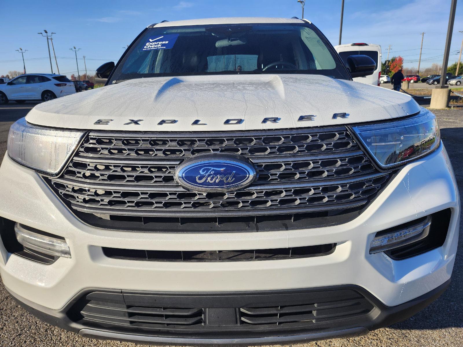 2023 Star White Metallic Tri-Coat Ford Explorer XLT 4X4 SUV