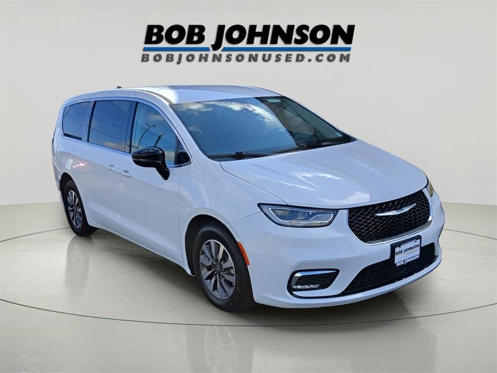 2024 Chrysler Pacifica Select's photo