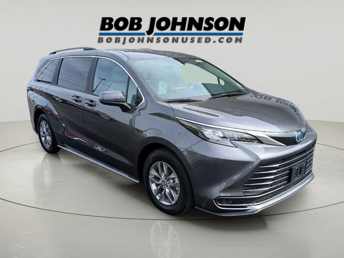 2025 Toyota Sienna LE 8-Passenger Hybrid AWD's photo