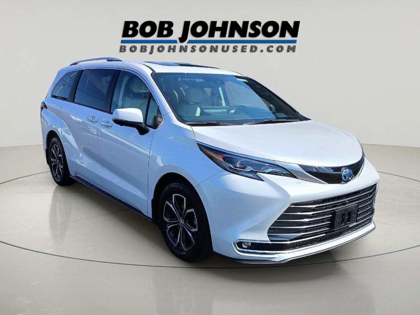 2025 Toyota Sienna Platinum 7-Passenger Hybrid AWD's photo