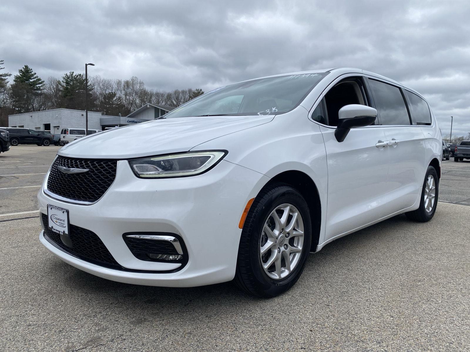 Bright White Clearcoat 2023 Chrysler Pacifica Minivan Front-Wheel Drive 9-Speed Automatic