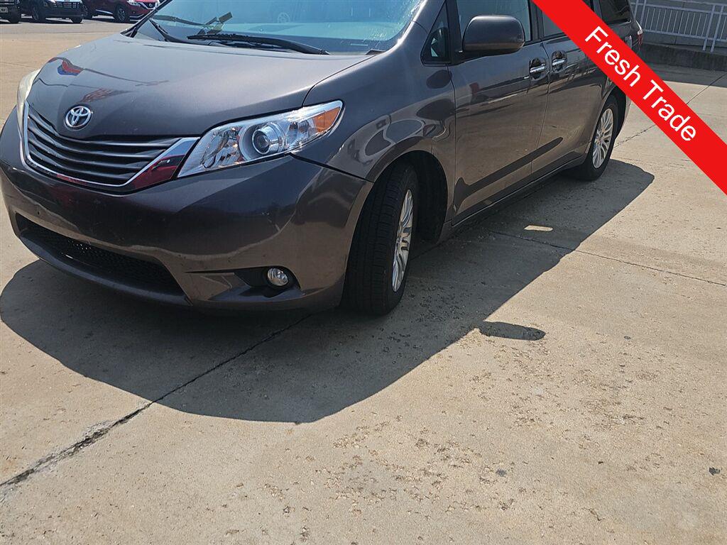 2015 Toyota Sienna XLE 7-Passenger Auto Access Seat