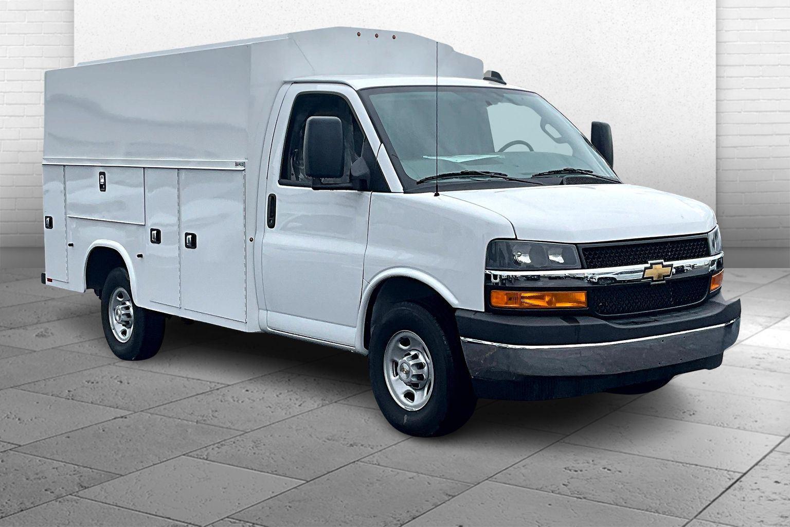 Summit White 2025 Chevrolet Express Chassis Van Rear-Wheel Drive 8-Speed Automatic