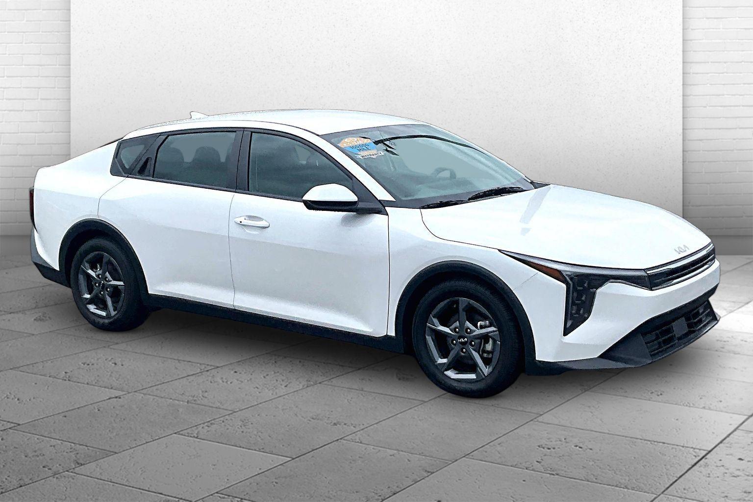 Snow White Pearl 2025 Kia K4 Sedan Front-Wheel Drive Continuously Variable Transmission