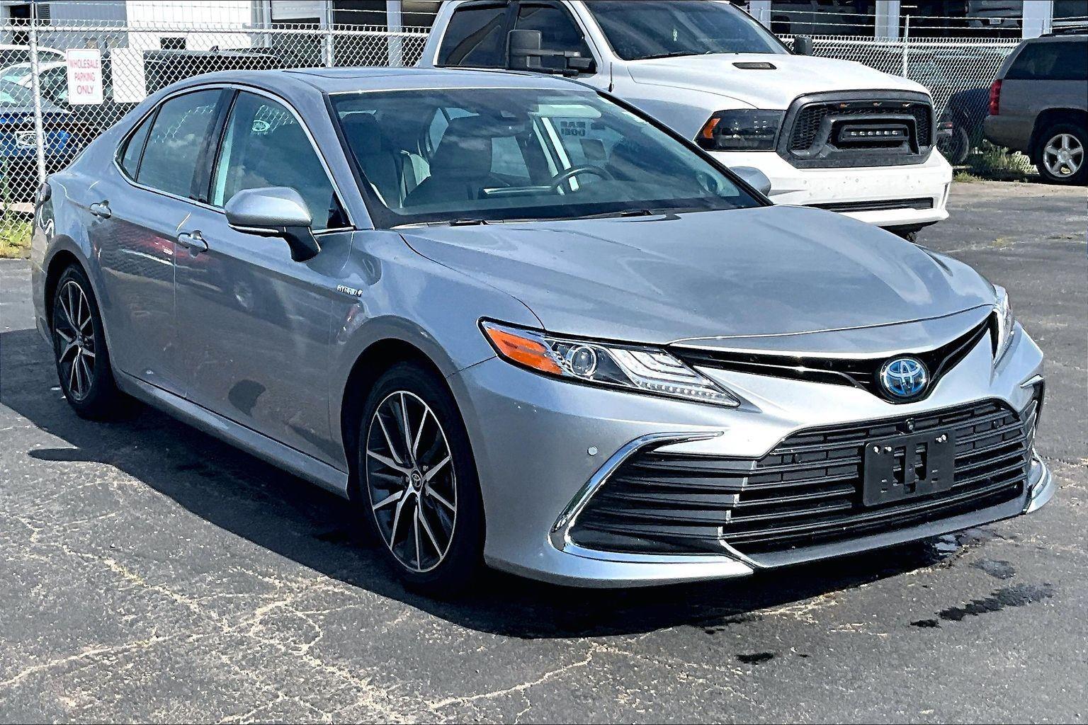 Celestial Silver Metallic 2021 Toyota Camry Hybrid Sedan Front-Wheel Drive Continuously Variable Transmission