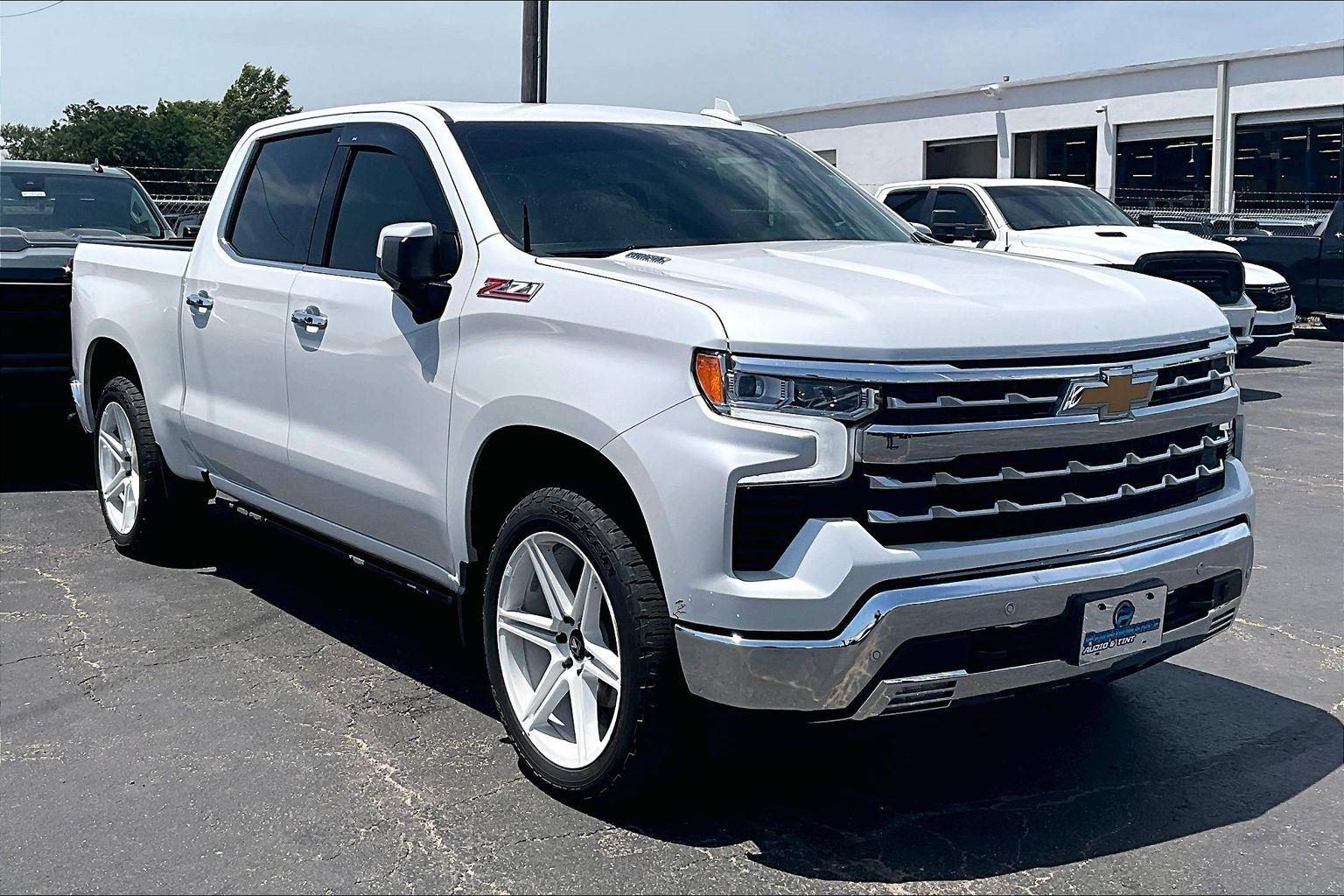 White (Iridescent Pearl Tricoat) 2025 Chevrolet Silverado 1500 Pickup Truck Four-Wheel Drive Automatic