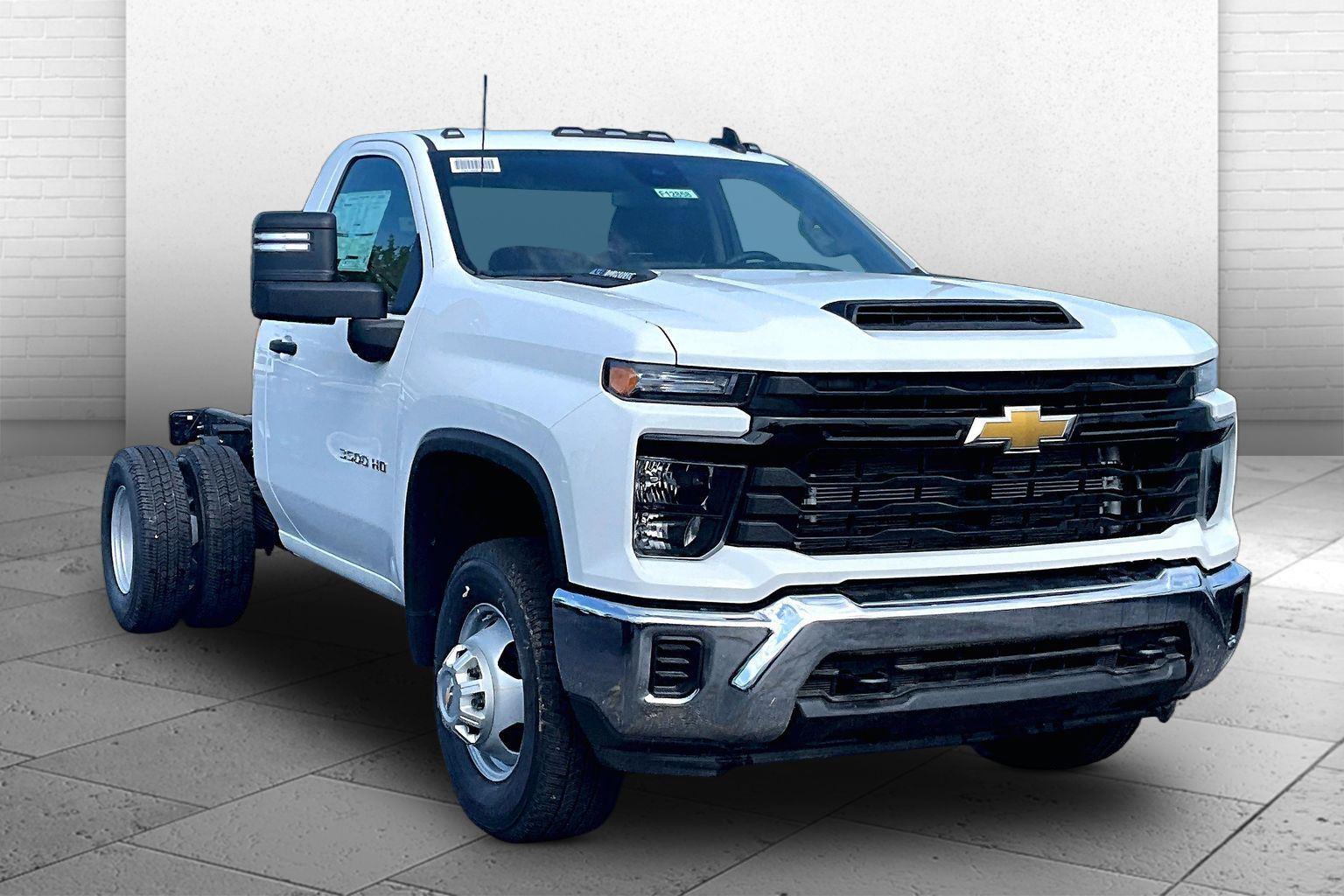 Summit White 2026 Chevrolet Silverado 3500HD Chassis Pickup Truck Four-Wheel Drive Automatic