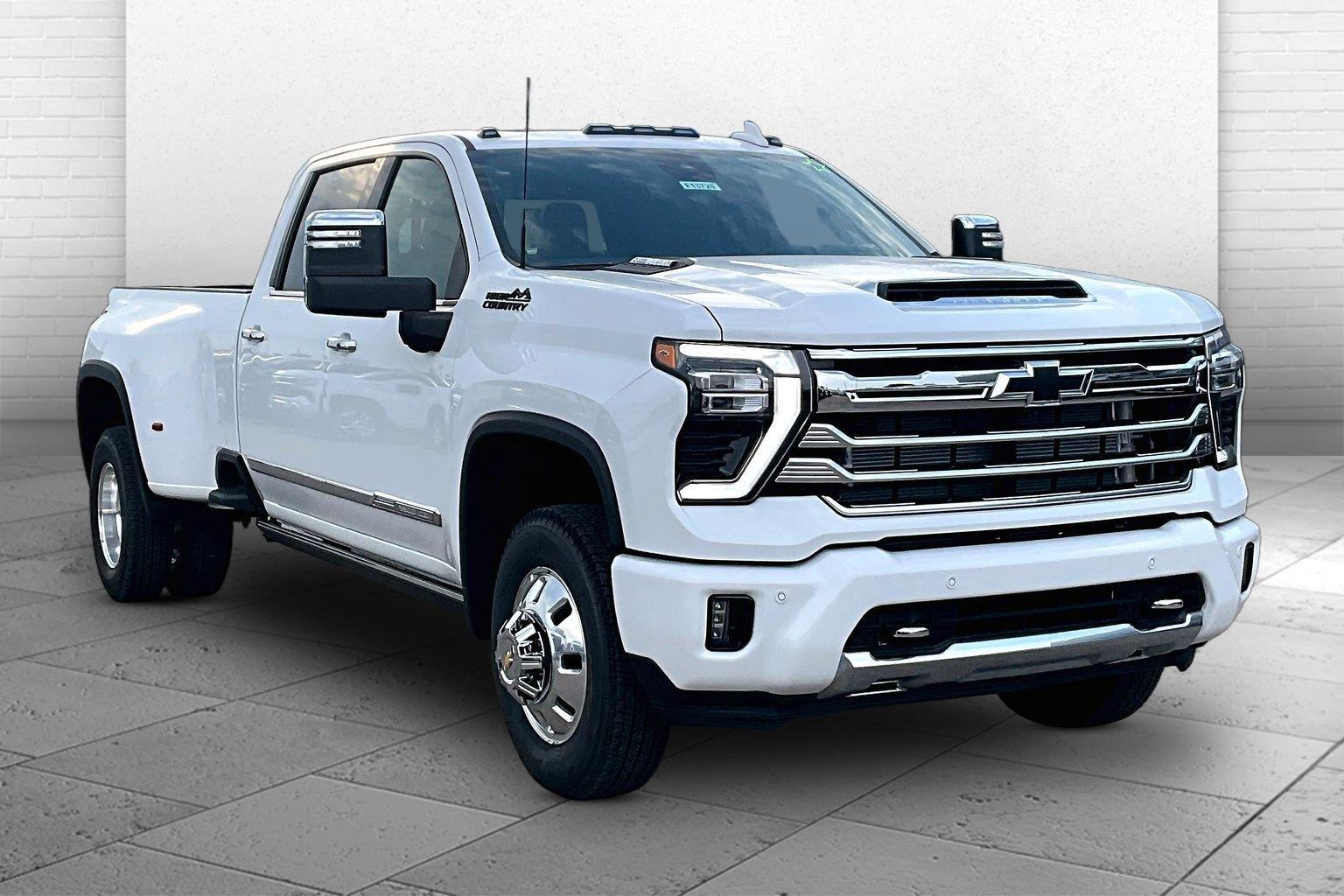 Summit White 2026 Chevrolet Silverado 3500HD Pickup Truck Four-Wheel Drive Automatic