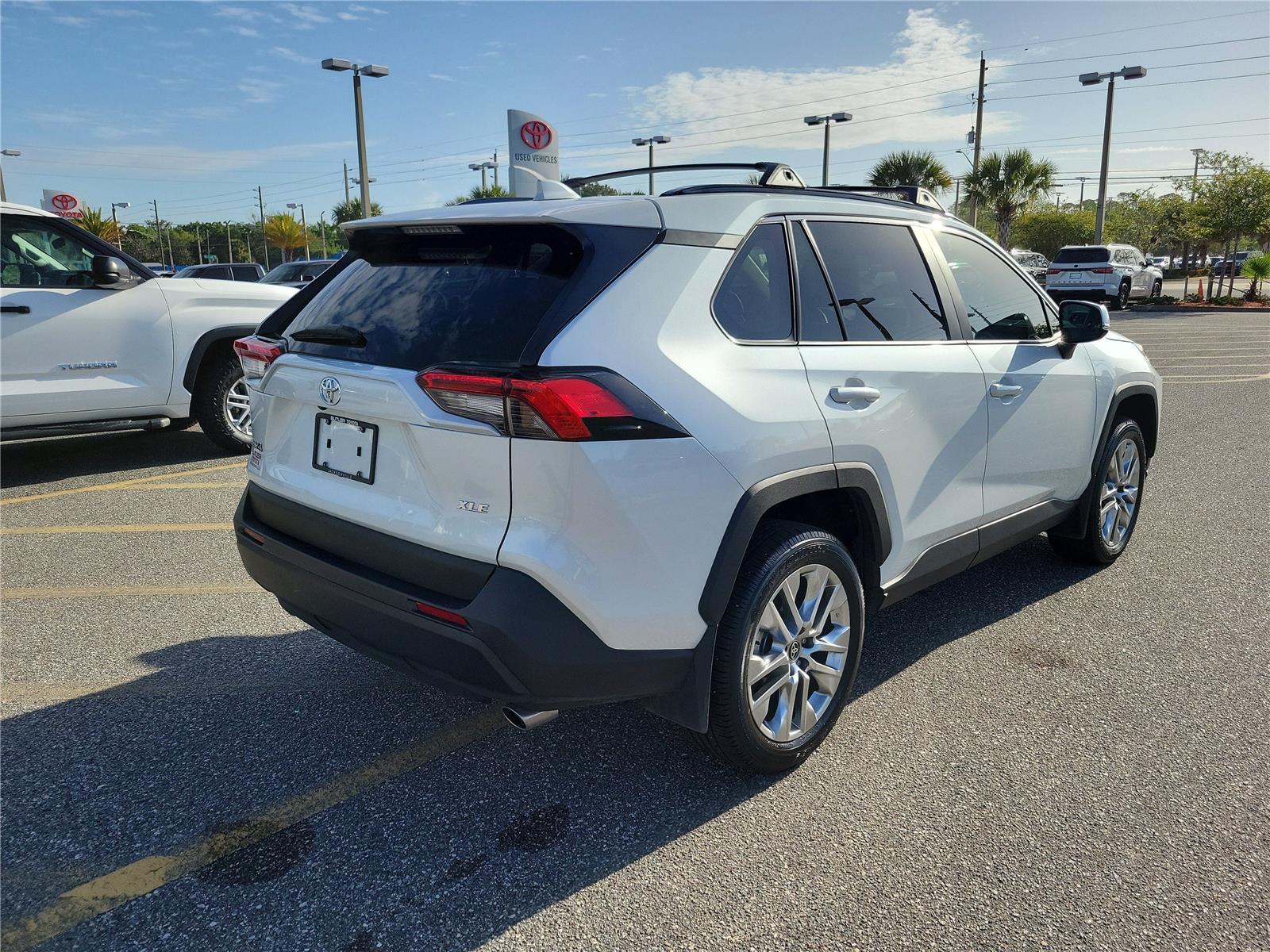 View vehicle photo 3