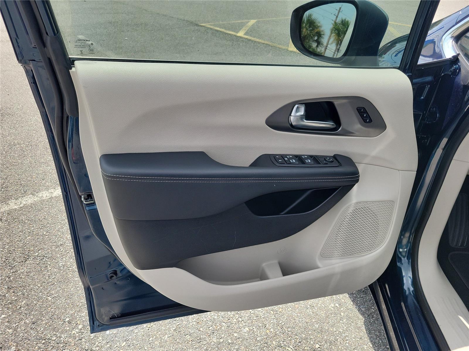 Used 2023 Chrysler Pacifica Van