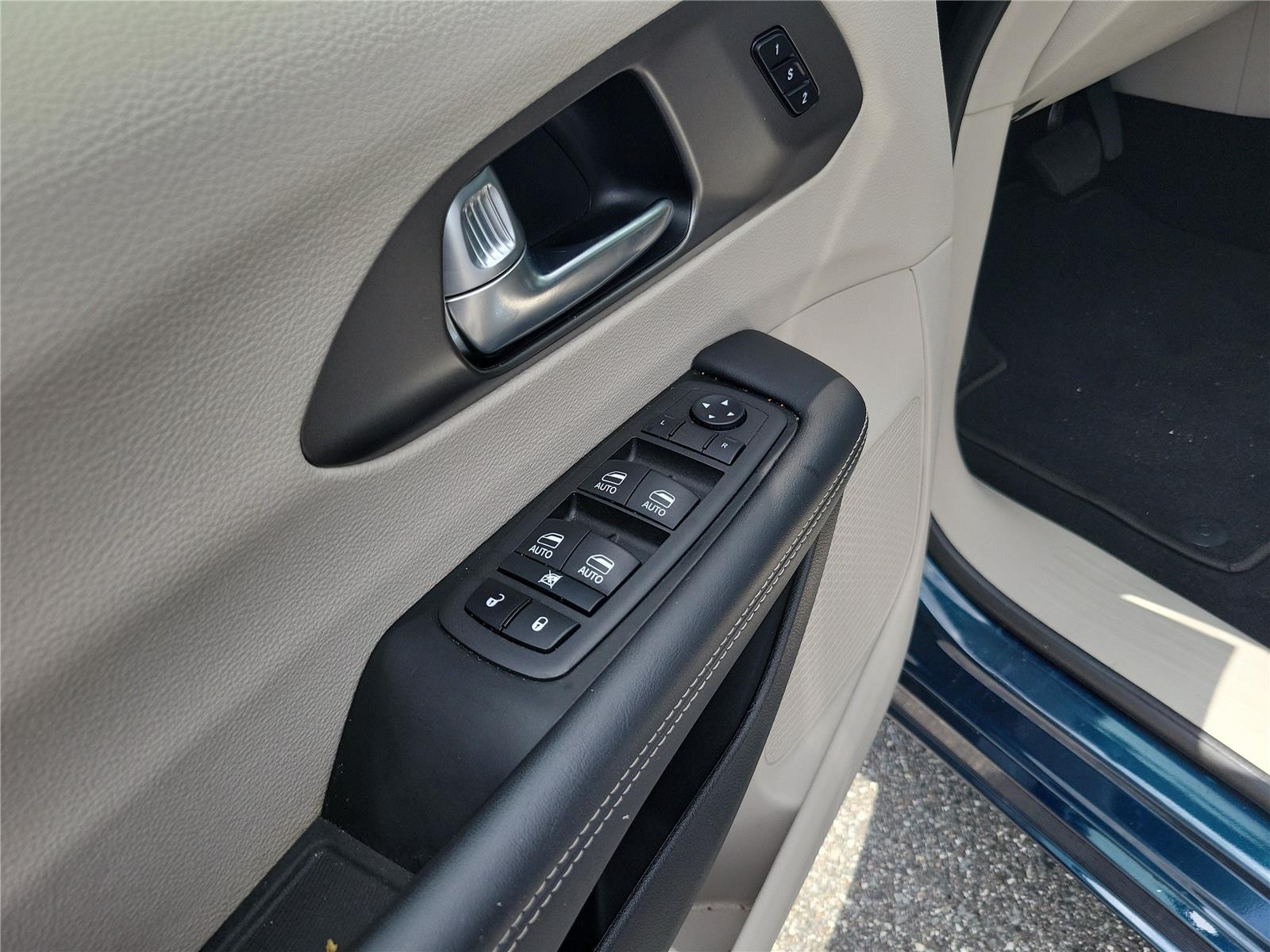 Used 2023 Chrysler Pacifica Van