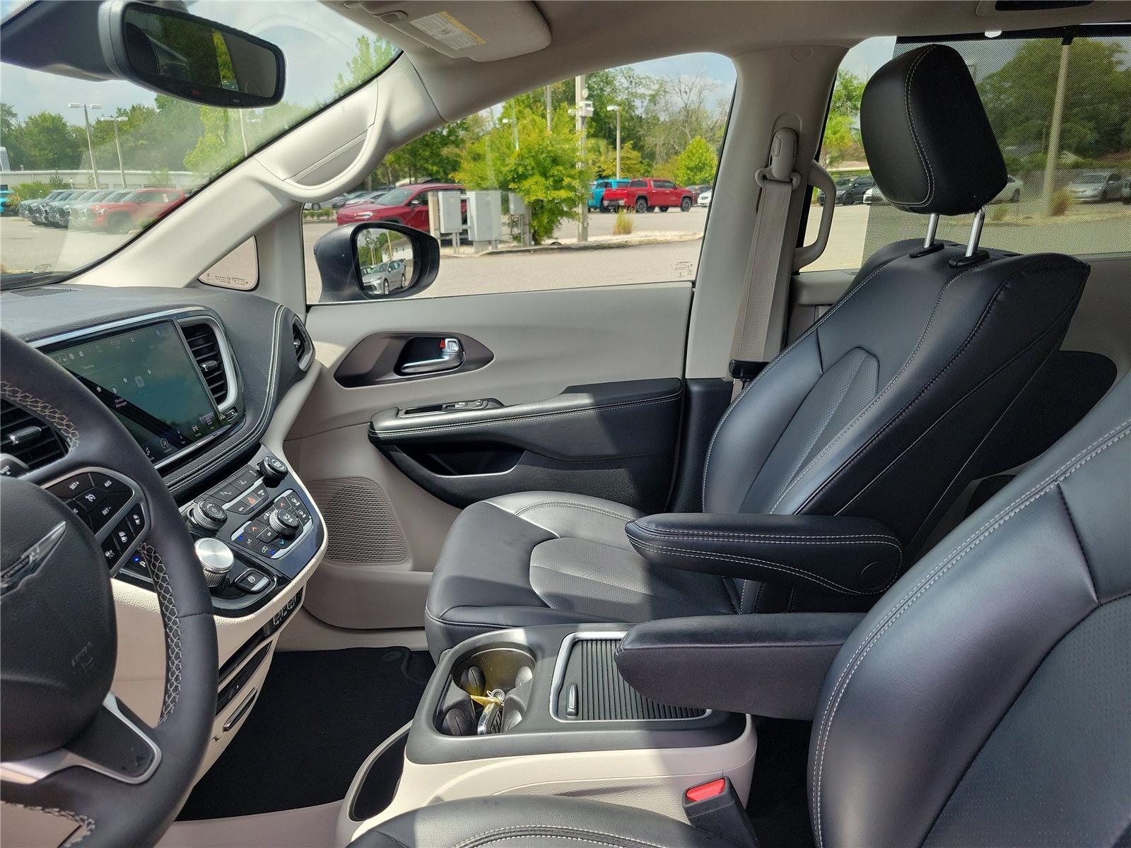Used 2023 Chrysler Pacifica Van