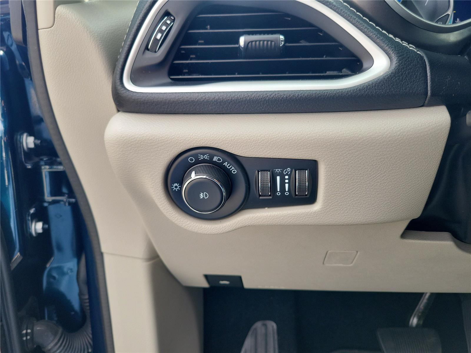 Used 2023 Chrysler Pacifica Van