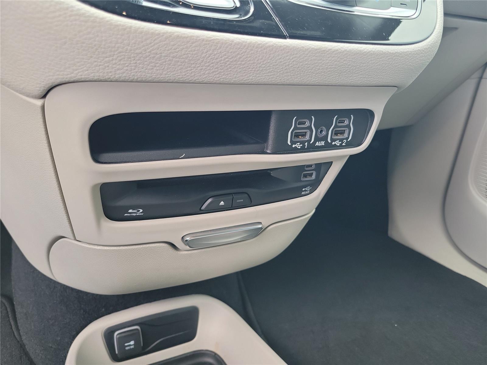 Used 2023 Chrysler Pacifica Van