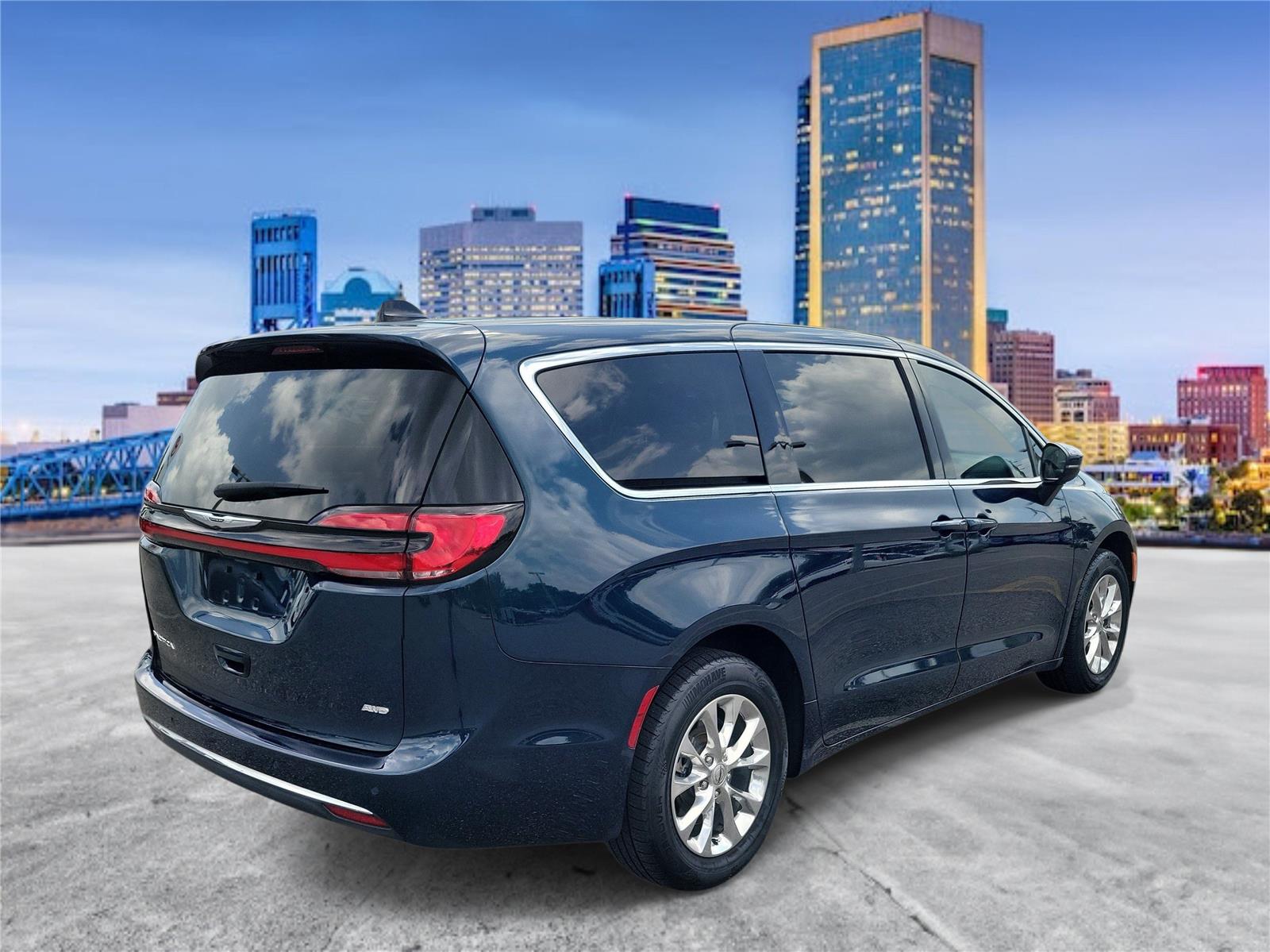 Used 2023 Chrysler Pacifica Van