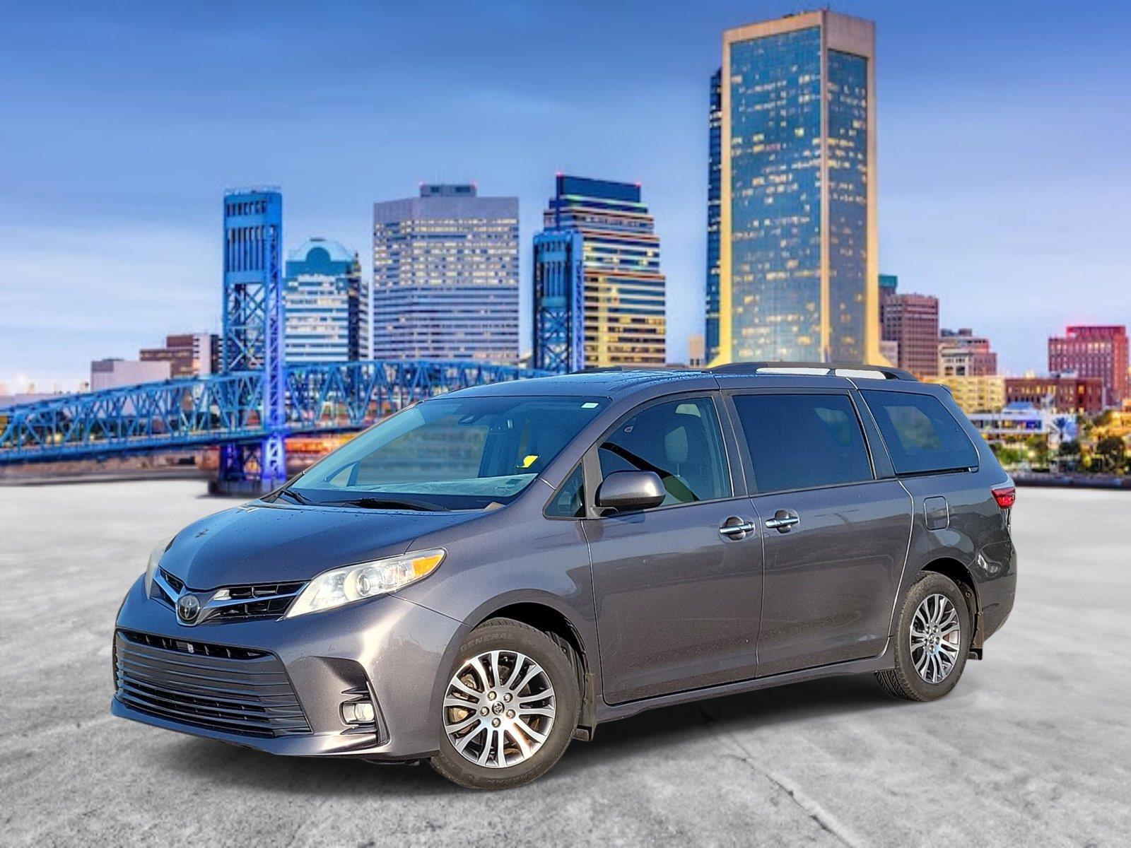 2019 Toyota Sienna XLE 7-Passenger FWD with Auto-Access Seat
