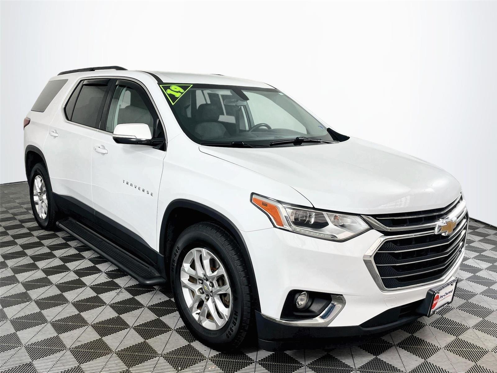 Summit White 2019 Chevrolet Traverse SUV / Crossover Four-Wheel Drive 9-Speed Automatic