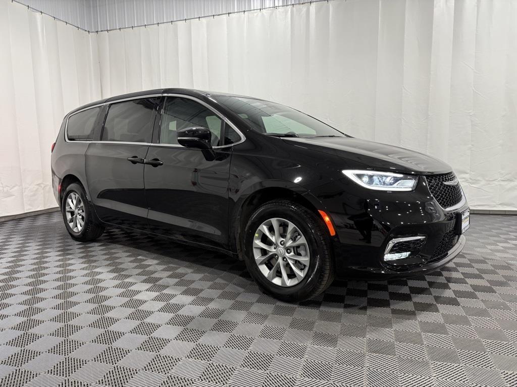 2026 Chrysler Pacifica Select's photo