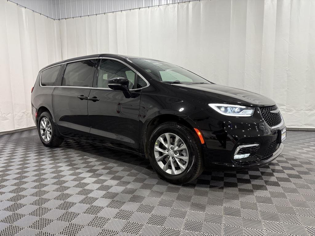 2026 Chrysler Pacifica Select's photo