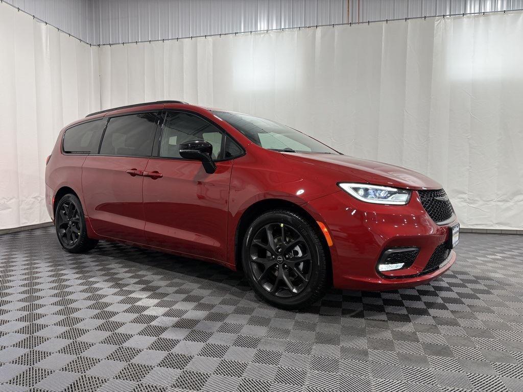 2026 Chrysler Pacifica Select's photo