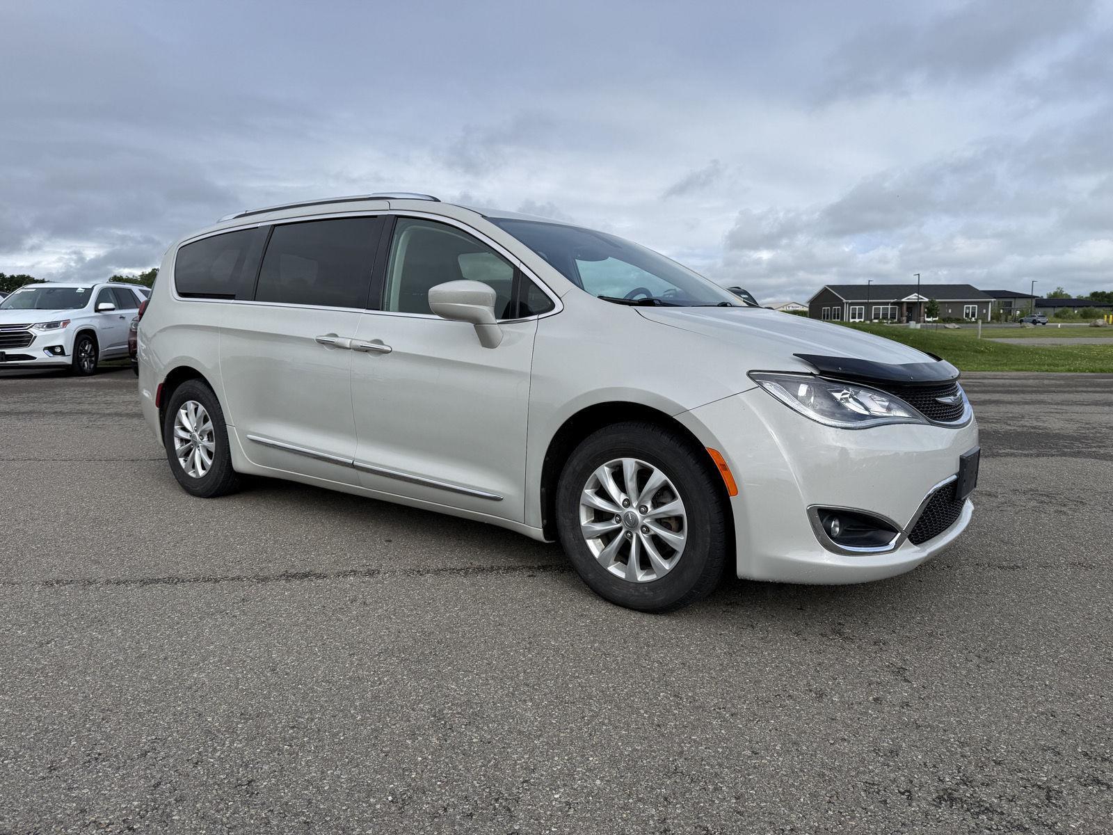 Luxury White Pearlcoat 2019 Chrysler Pacifica Minivan Front-Wheel Drive 9-Speed Automatic