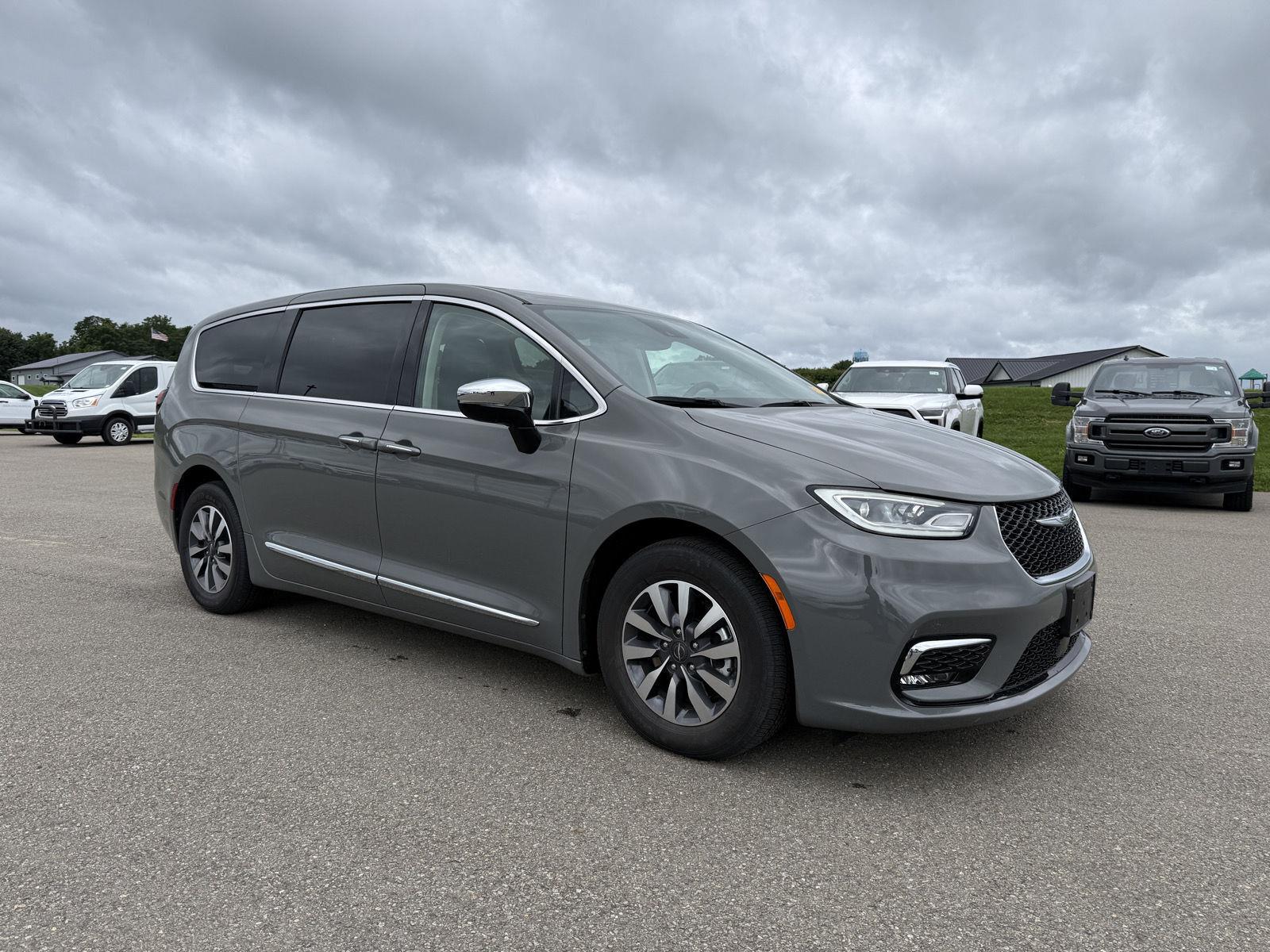 Ceramic Gray Clearcoat 2023 Chrysler Pacifica Hybrid Minivan Front-Wheel Drive Automatic