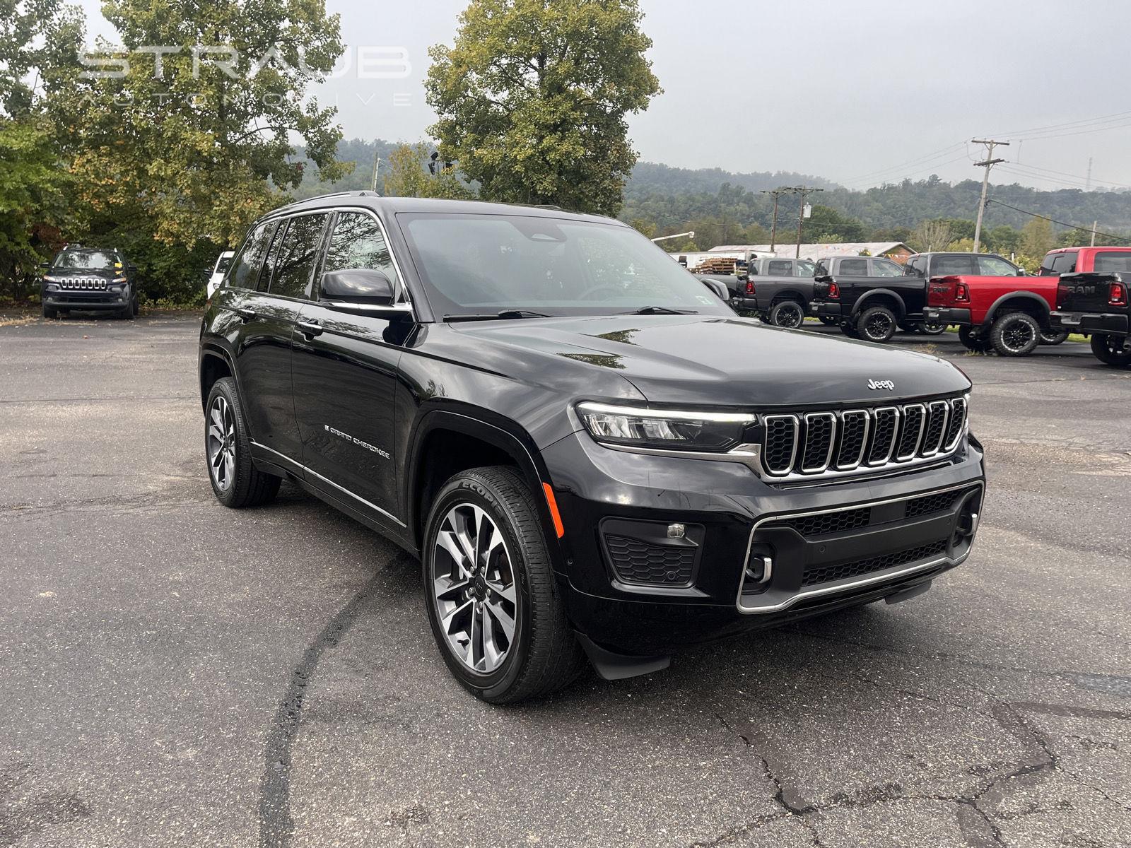 Diamond Black Crystal Pearlcoat 2023 Jeep Grand Cherokee SUV / Crossover Four-Wheel Drive 8-Speed Automatic