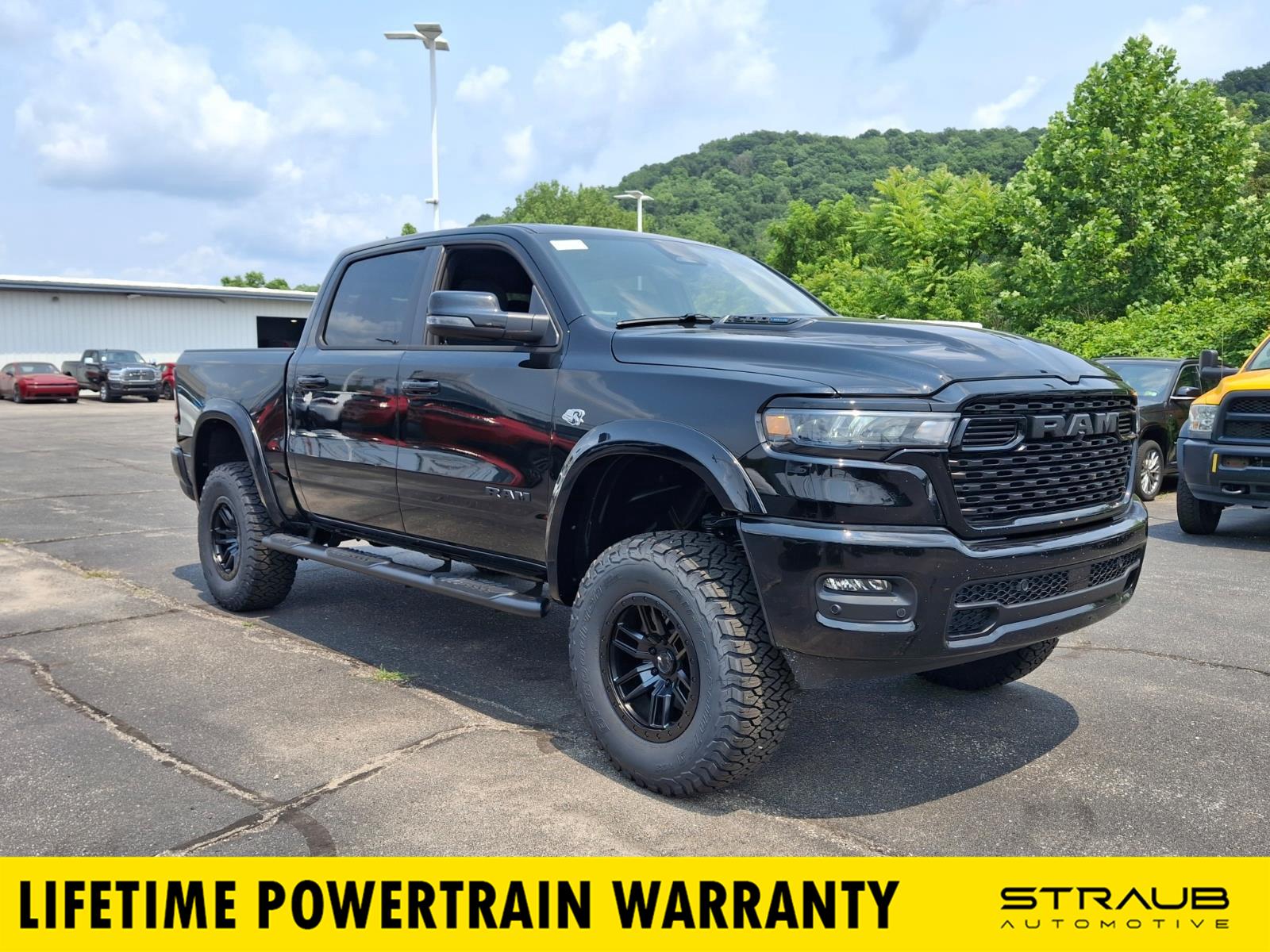 Diamond Black Crystal Pearlcoat 2026 RAM 1500 Pickup Truck Four-Wheel Drive 8-Speed Automatic
