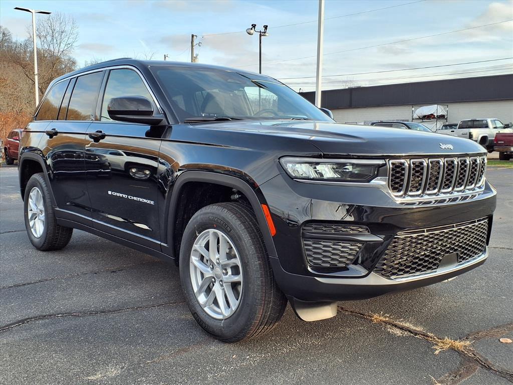 Diamond Black Crystal Pearlcoat 2025 Jeep Grand Cherokee SUV / Crossover Four-Wheel Drive 8-Speed Automatic