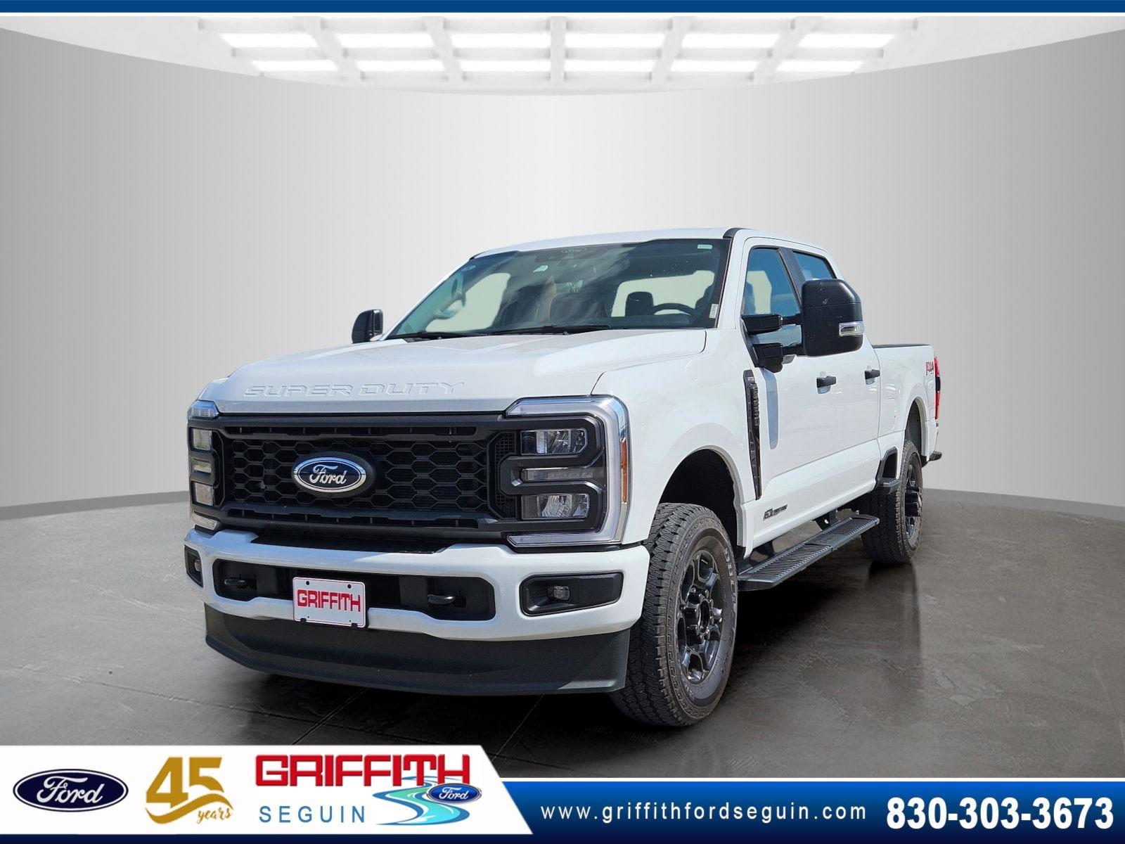 Oxford White 2026 Ford F-250 Super Duty XL Crew Cab 4WD Pickup Truck Four-Wheel Drive Automatic
