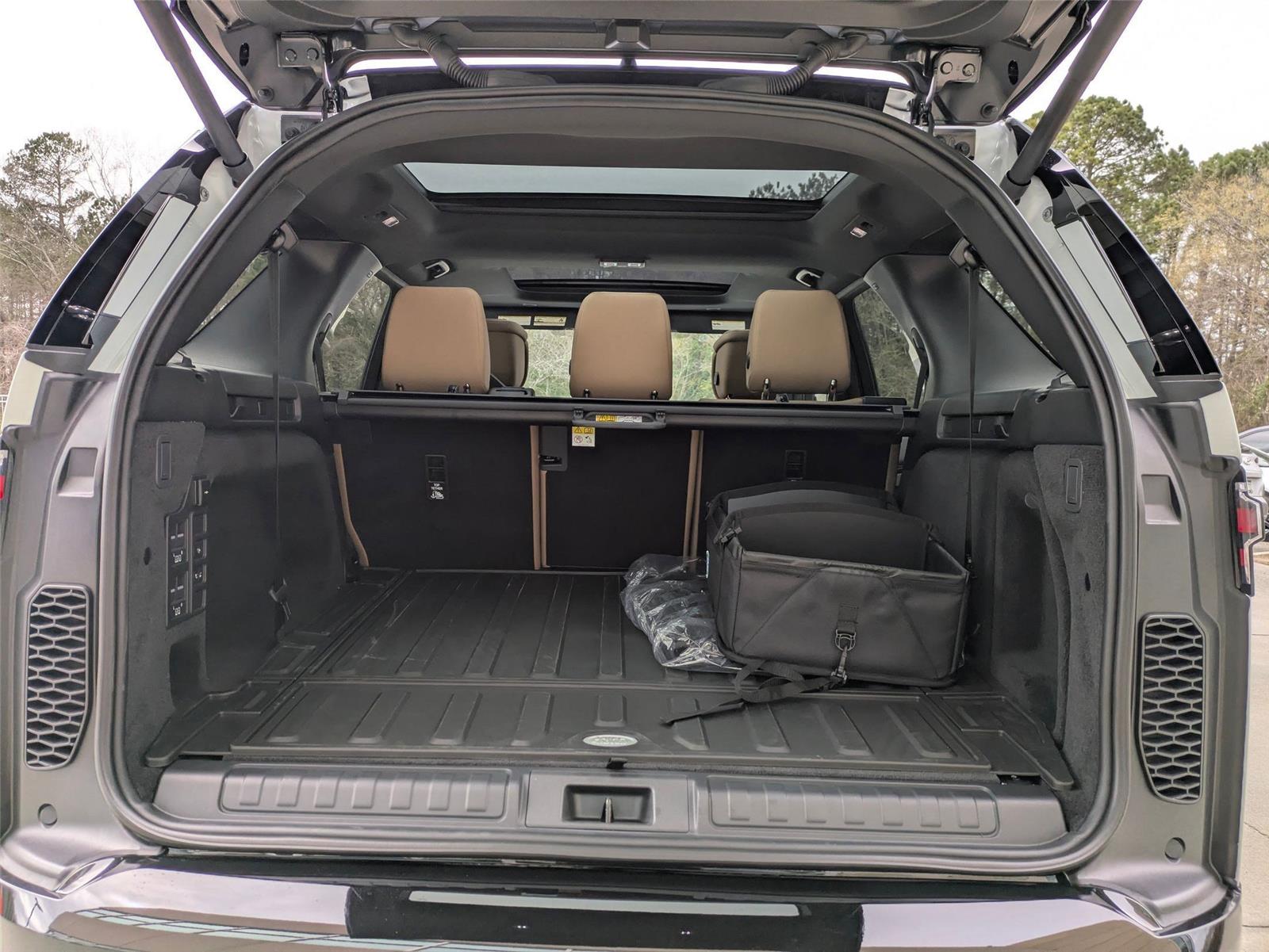 Used 2026 Fuji White Land Rover Dynamic SE image 31