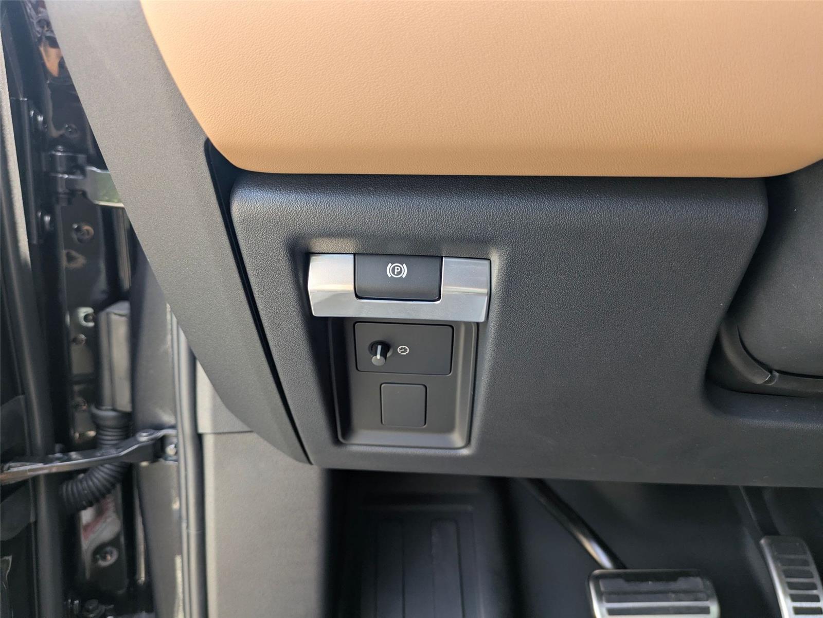New 2026 Carpathian Grey Premium Metallic Land Rover X image 16