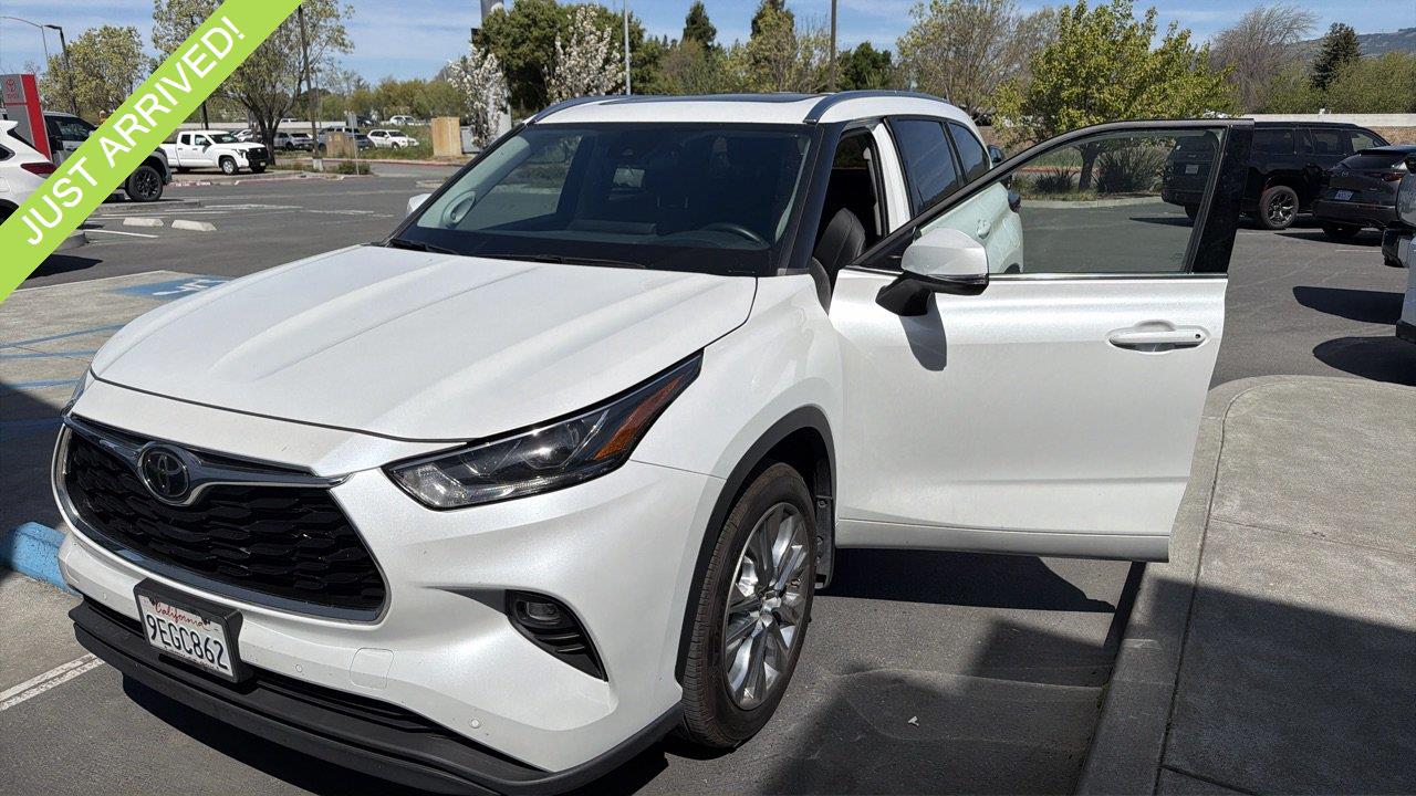 White (Wind Chill Pearl) 2023 Toyota Highlander SUV / Crossover All-Wheel Drive Automatic