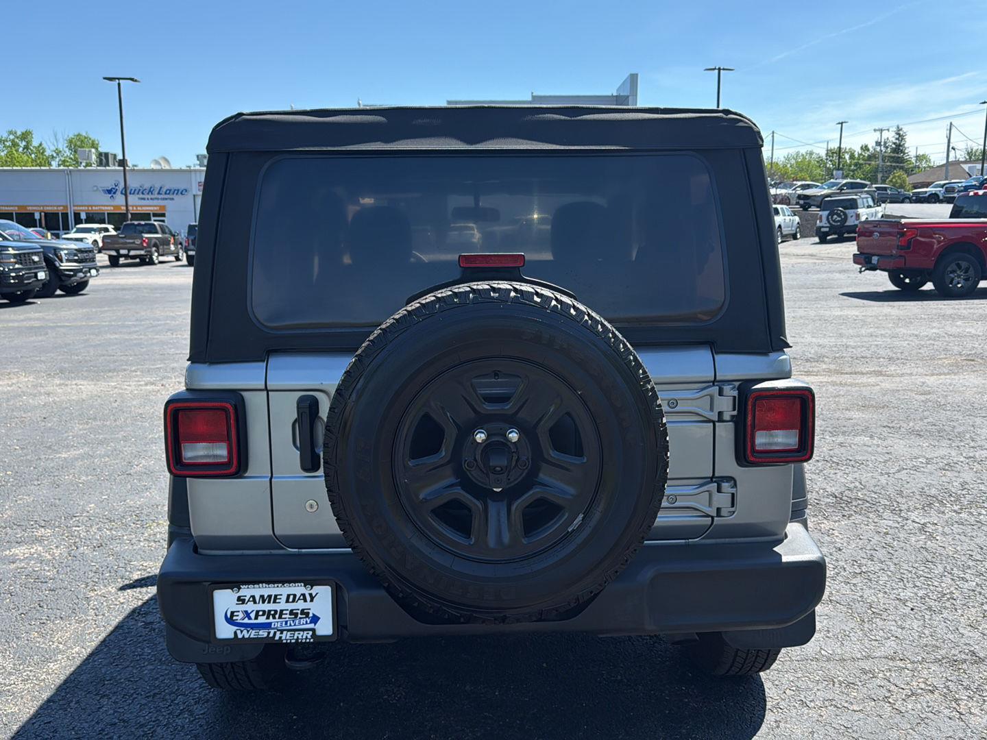 Used 2019 Billet Silver Metallic Clearcoat Jeep Sport image 16