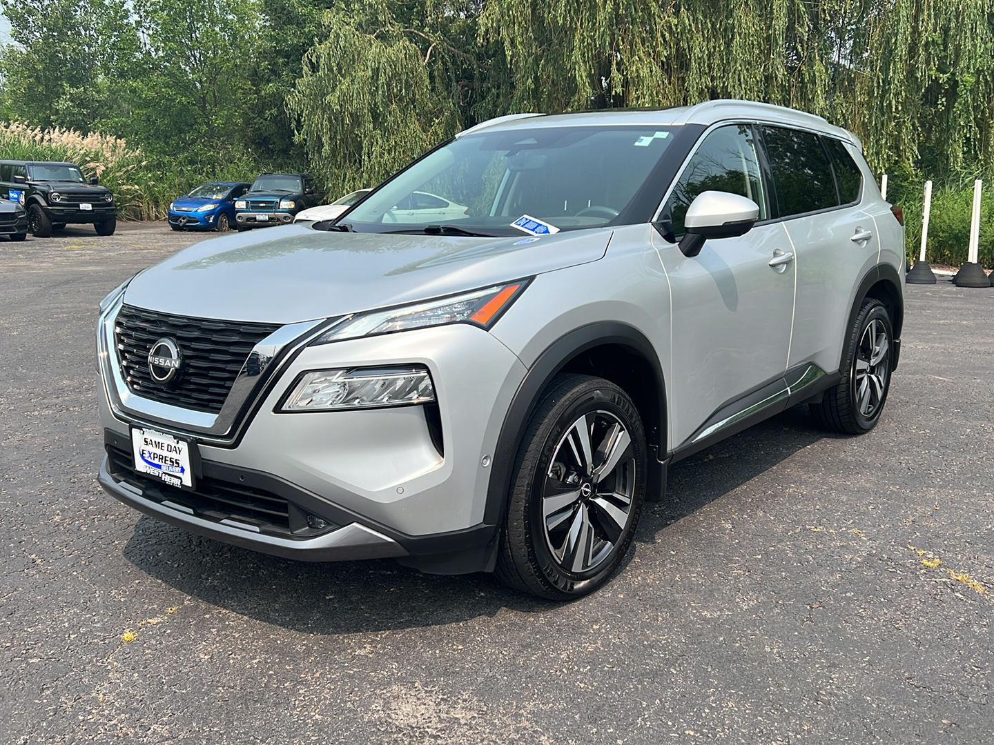 Used 2022 Brilliant Silver Metallic Nissan SL image 18