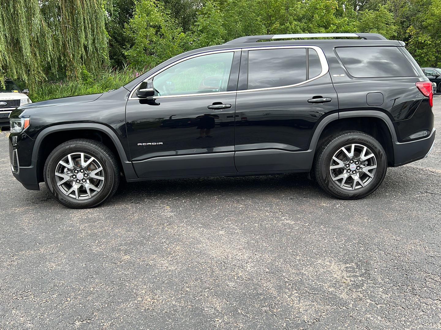 Used 2022 Ebony Twilight Metallic GMC SLE image 4