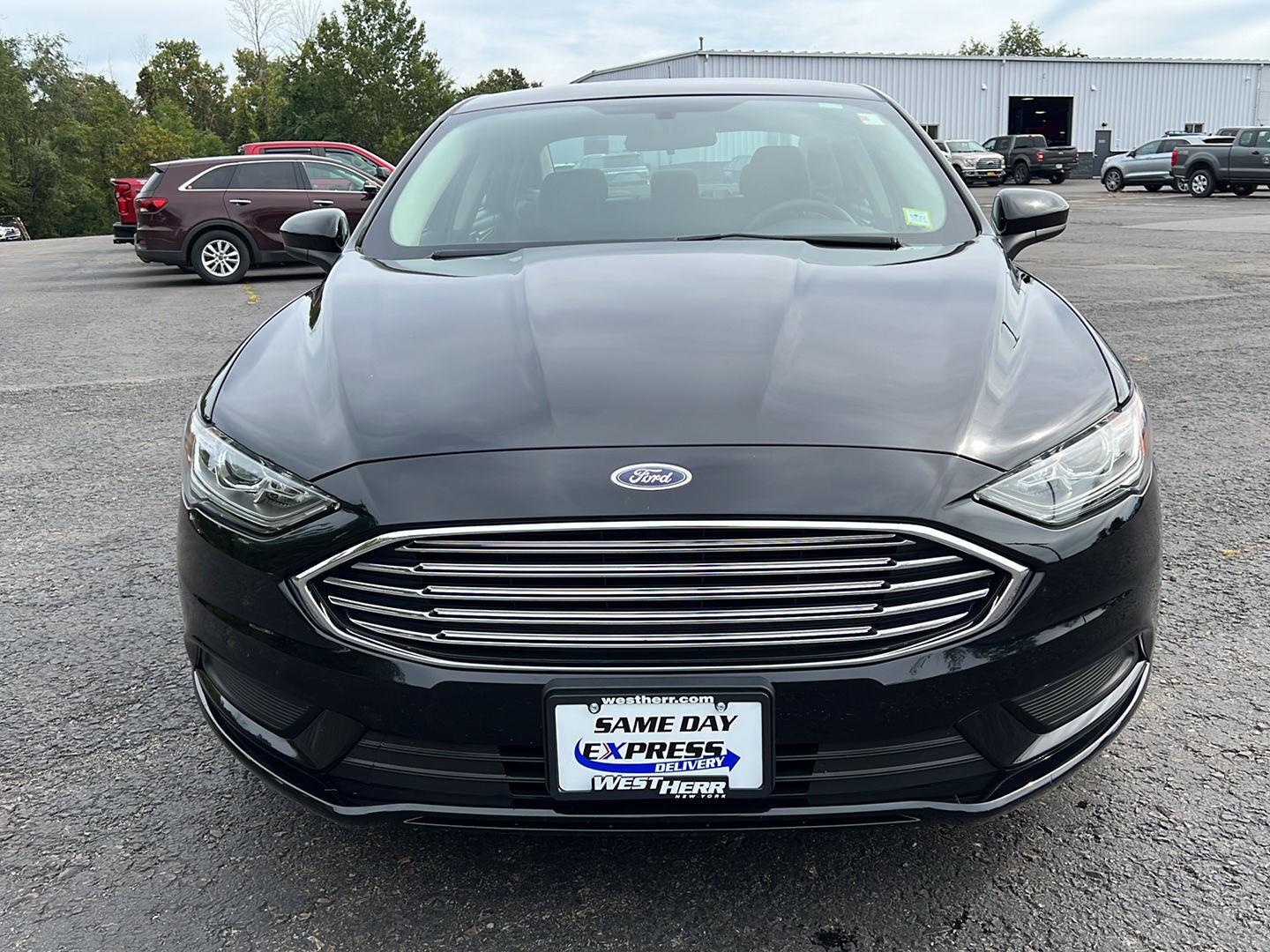 Used 2018 Shadow Black Ford SE image 17