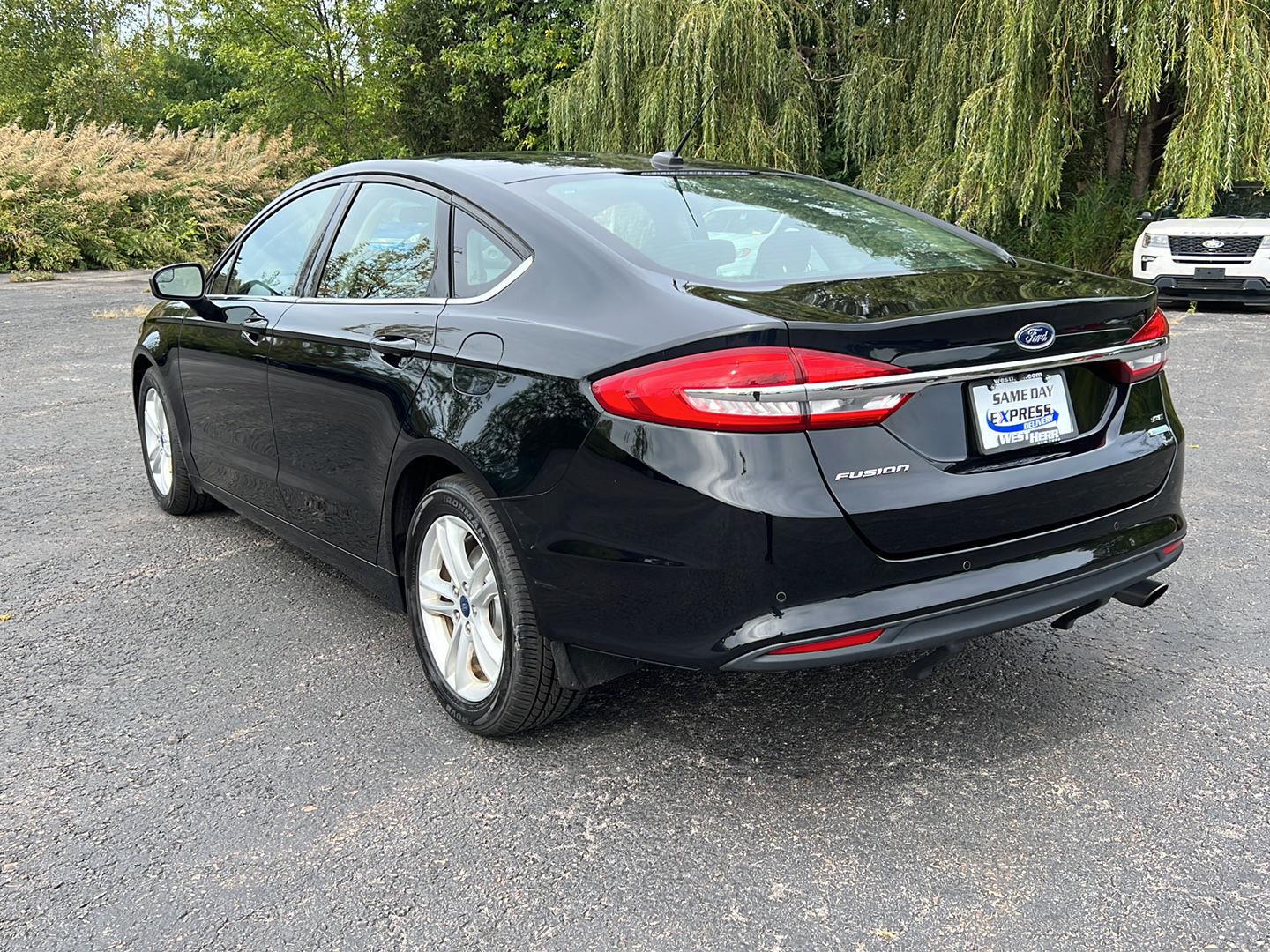 Used 2018 Shadow Black Ford SE image 3