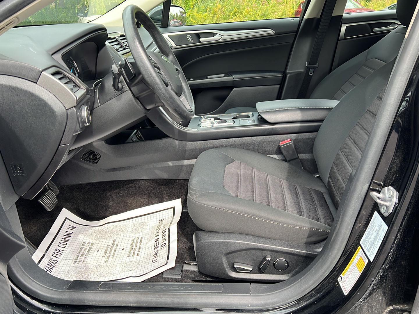 Used 2018 Shadow Black Ford SE image 4