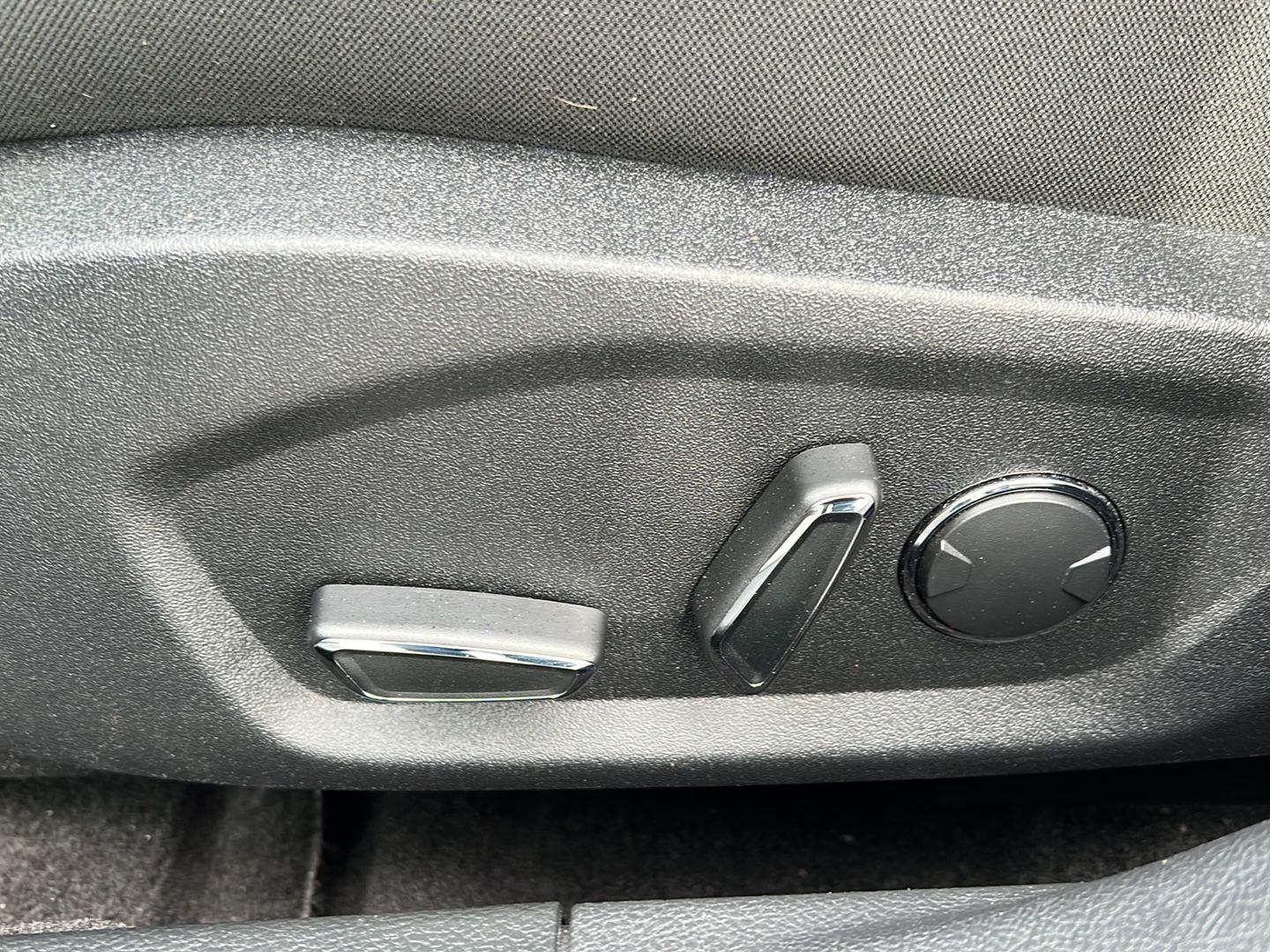 Used 2018 Shadow Black Ford SE image 6