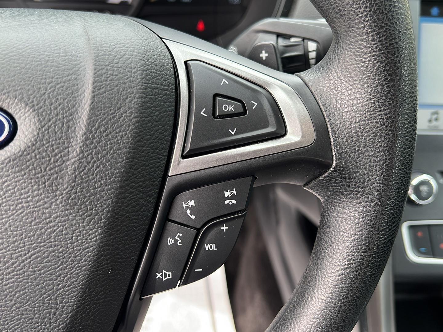 Used 2018 Shadow Black Ford SE image 9