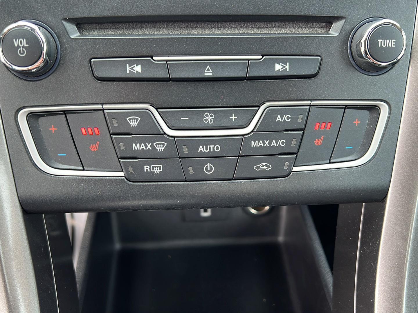 Used 2018 Shadow Black Ford SE image 13