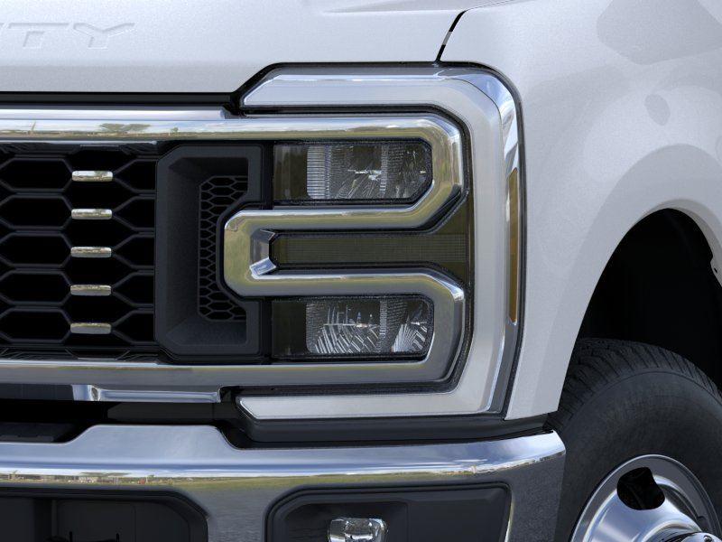 New 2026 Star White Metallic Tri-Coat Ford Lariat image 18