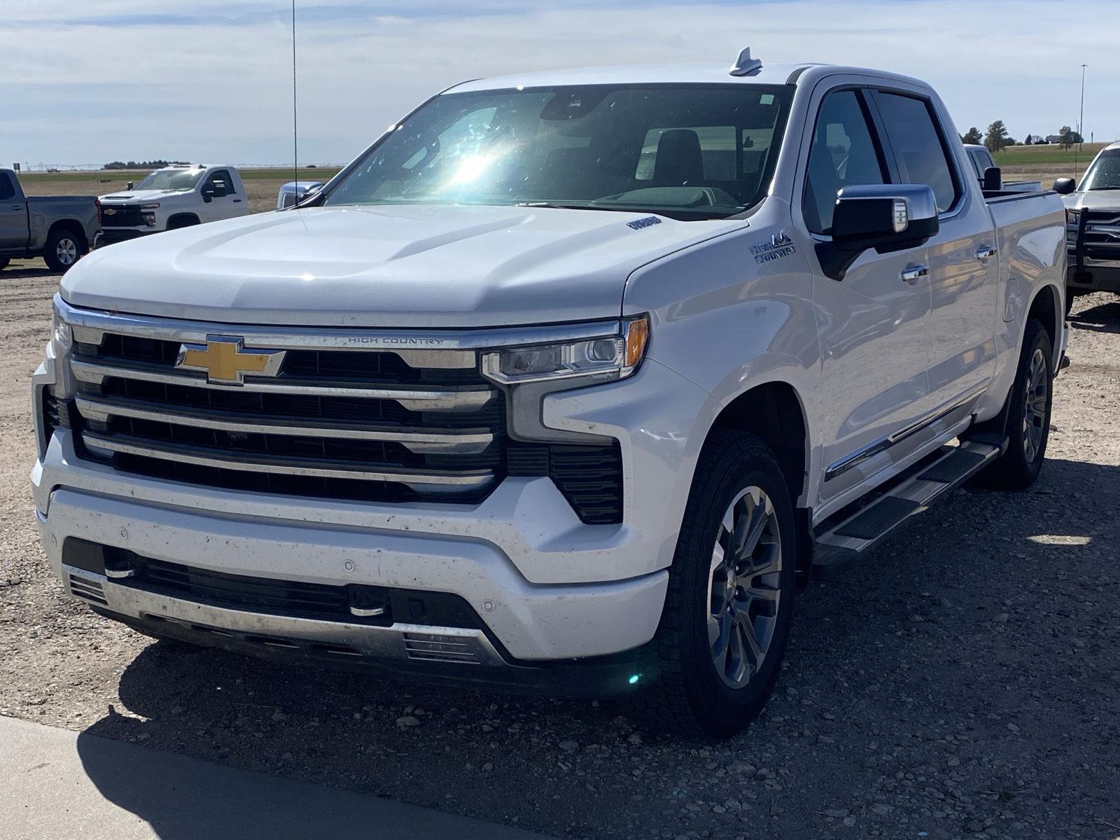 White (Iridescent Pearl Tricoat) 2024 Chevrolet Silverado 1500 High Country Crew Cab 4WD Pickup Truck Four-Wheel Drive Automatic
